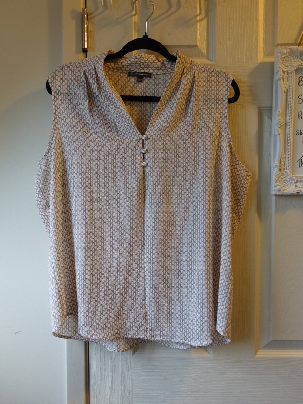 Adrianna Papell Cream and Black Patterned Sleeveless Blouse
